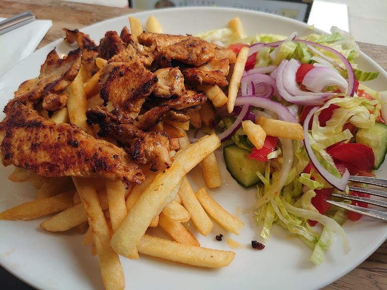 Grilled chicken strips with chips and salad